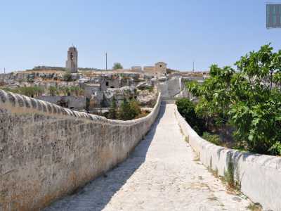 E si dirige poi verso nord-ovest per incrociare, nei pressi del centro storico di Gravina in Puglia, la via Appia che congiungeva Roma a Taranto e Brindisi fin dal III-II secolo a.C. 